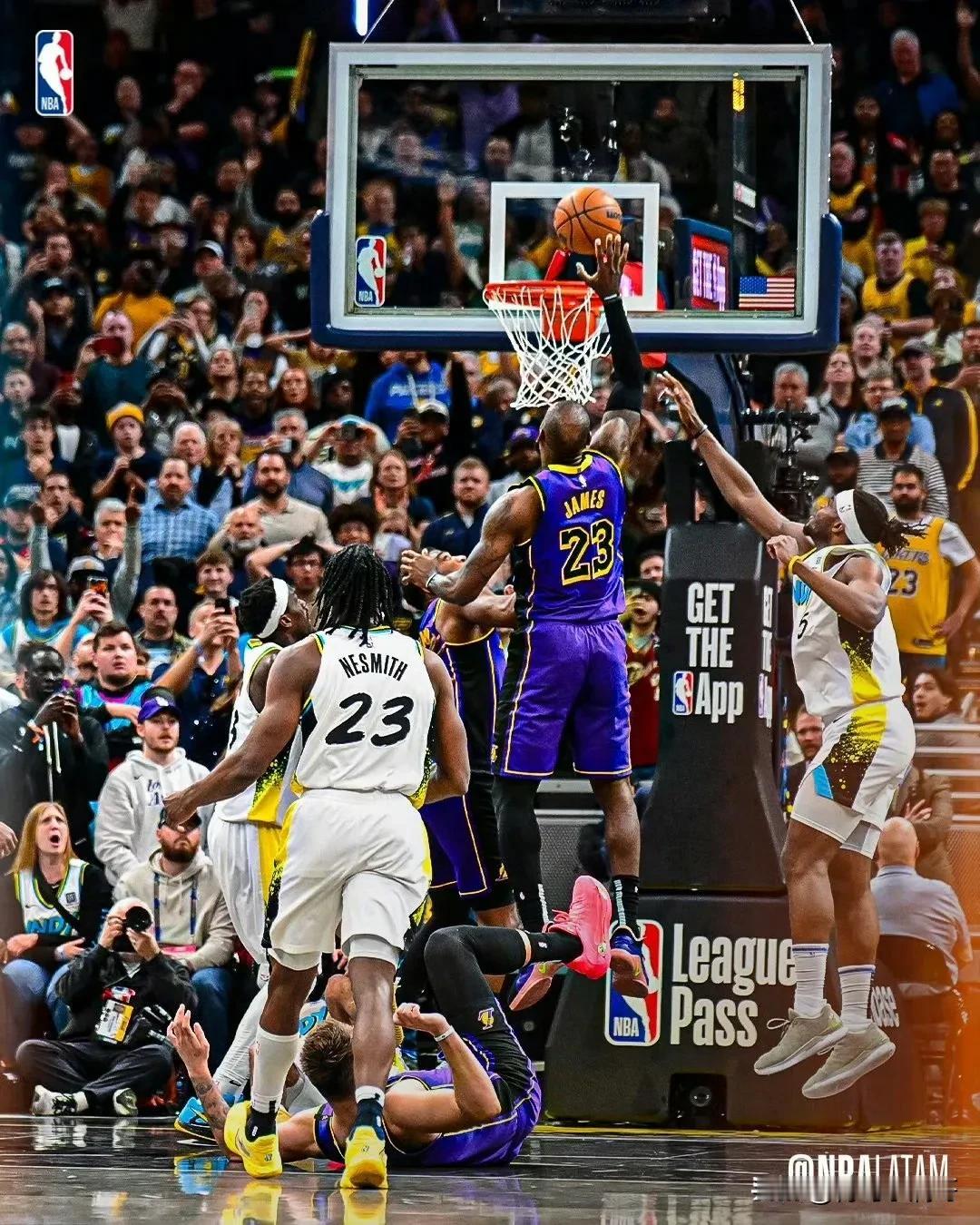 九游游戏中心官网-詹姆斯迎来十赛季出色发挥，勇士观众热烈欢呼！-九游游戏中心官网