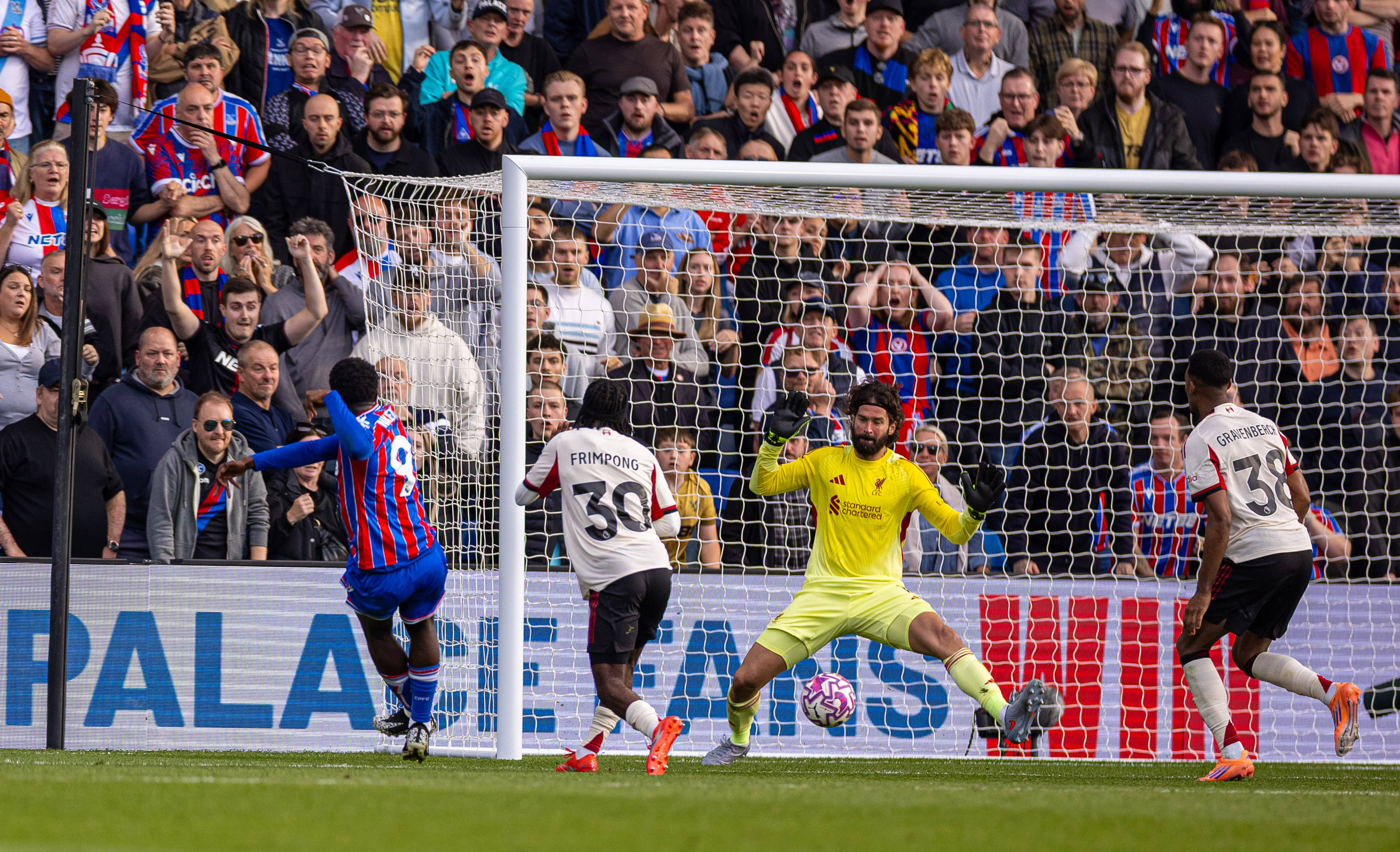 九游游戏中心官网-社区盾冲刺阶段走向成谜，曼城队长鼓劲，悬念犹存，控场能力受关注-九游游戏中心官网